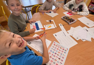 Uczniowie pracują przy stoliku podczas Europejskiego Dnia w świetlicy.