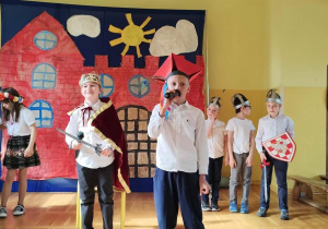 Uczeń śpiewa podczas przedstawienia „Smok Podwawelski