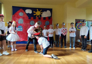 Uczniowie klasy 2a tańczą Krakowiaka podczas spektaklu „Smok Podwawelski.