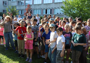 Najmłodsi uczniowie uczestniczą w animacjach i konkursach przygotowanych podczas pikniku szkolnego.