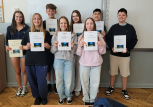 Uczniowie klasy 7a z dyplomami konkursu Forget-me-not.